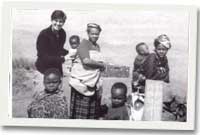 Siân yng nghwmni gwragedd un o'r pentrefi, wrth y tap dwr