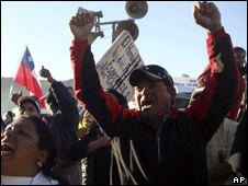 Familiares celebrando que los mineros están vivos. 