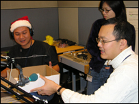 Ông già Noel Lê Hải cùng Hồng Nga và Nguyễn Giang bốc thăm Chân dung Thính giả trong phòng thu C50 