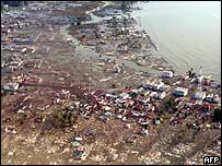 Vista aérea da destruição em Meulaboh, Sumatra