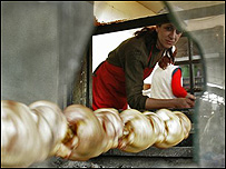 Mulher bósnia em restaurante em Sarajevo