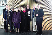 Y grwp a ymwelodd â'r Cynulliad Cenedlaethol ynghyd â'r tywyswyr Richard Gwyn Jones a Dilwyn Young Jones