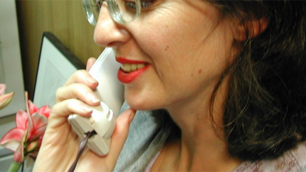 Y ffon yn galw ond neb yn siarad