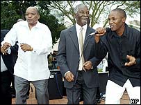 Thabo Mbeki (ao centro)