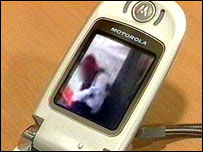 Ataque filmado pelo telefone celular.