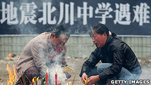 四川北川中学遗址地震遇难家长进行路祭（资料图片）