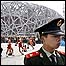 Soldado chinês em frente ao Estádio Olímpico de Pequim