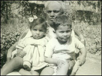 सहदेव अपने नाती पोतो के साथ