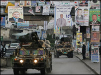 Iraquianas mostram dedo marcado com tinta após votarem