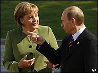 A chanceler alemã Angela Merkel e o presidente russo Vladimir Putin