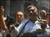 Policial mostra fragmentos de bomba após ataque no centro de Bagdá