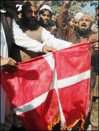 مظاہرین نے مغربی ممالک سے پاکستانی سفیر واپس بلانے کا مطالبہ کیا ہے