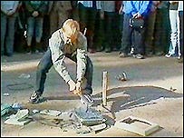 ایک شخص اپنا کمپیوٹر تباہ کرتے ہوئے