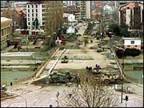 Mitrovitsa'daki İber Nehri üzerindeki köprü