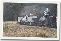 Y trên ar ei ffordd i'r pentref