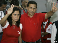 Ollanta Humala chegando ao posto de votação com sua mulher 