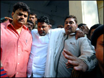 पप्पू यादव (बीच में)