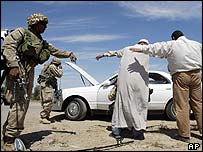 Soldados americanos interceptam civil iraquiano