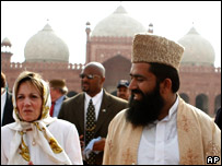  بادشاہی مسجد کے امام مولانا عبدالخبیر آزاد امریکی سفیر این پیٹرسن کا دورہ کراتے ہوئے