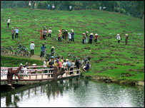 Sân golf Đồng Tâm đang bị phá (ảnh của báo Dân Trí)