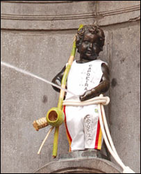 Manneken-Pis vestido de capoeirista  (Foto: Márcia Bizzotto / BBC Brasil)