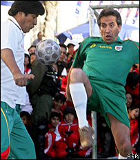 Evo Morales joga futebol em La Paz