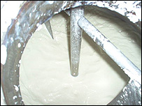 واسلین در ماشین با بقیه مواد خلط می شود