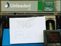 Benzin kalmadı, uyarılarının asılı olduğu bir benzin istasyonu