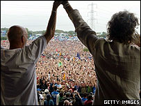 Bob Geldof e o organizador de Glastonbury, Michael Eavis, no palco principal