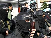 Homens armados falam com imprensa na Palestina