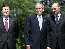 جورج بوش در میان یانز یانزا نخست وزیر اسلوونی(راست) و خوزه مانوئل باروسو