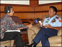 Panglima TNI Marsekal Djoko Suyanto berbicara kepada produser BBC, Heyder Affan