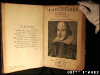 Funcionário da casa de leilão mostra cópia do livro