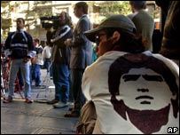 Fãs e jornalistas em frente à clínica onde Maradona está internado