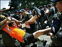 ग़ज़ा से हटने का विरोध करते लोग