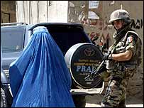 Afgan kadın ve ISAF askeri