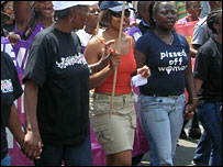 Mulheres de minissaia protestam na África do Sul