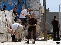 بازرسان سازمان ملل در محل انفجار بمبی که به قتل رفيق حريری منجر شد