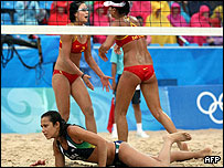 Xue Chen e Zhang Xi comemoram ponto diante de Talita