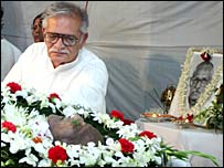 हृषिकेश मुखर्जी को श्रंद्धांजलि देते गुलज़ार