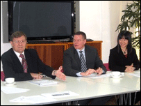 Đại sứ Peter Lyshotl Hansen, Giám đốc Cơ quan Hợp tác kinh tế Marc Normann và Cán bộ Chương trình  Bạch Lan Phương