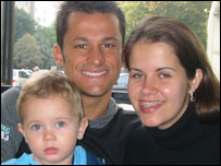 Футболіст на зустріч прийшов із дружиною та дитиною