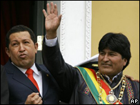 Presidentes da Venezuela, Hugo Chavez (à esq.), e da Bolívia, Evo Morales (à dir.)