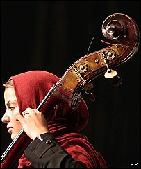 يکی از اعضای ارکستر ملی ايران