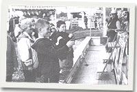 Bechgyn yn trïo am wobr efo gwn corcyn