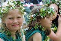 Rhai o ferched y ddawns flodau yn Y Trallwng