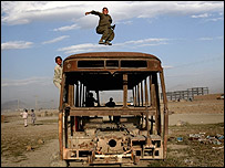 کودکان افغان در خرابه های جنگ بازی می کنند