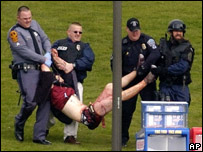 Policiais carregam ferido durante o massacre na Virginia