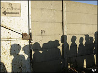 Fila de eleitores para votar no Zimbábue