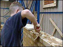 少年接受职业训练